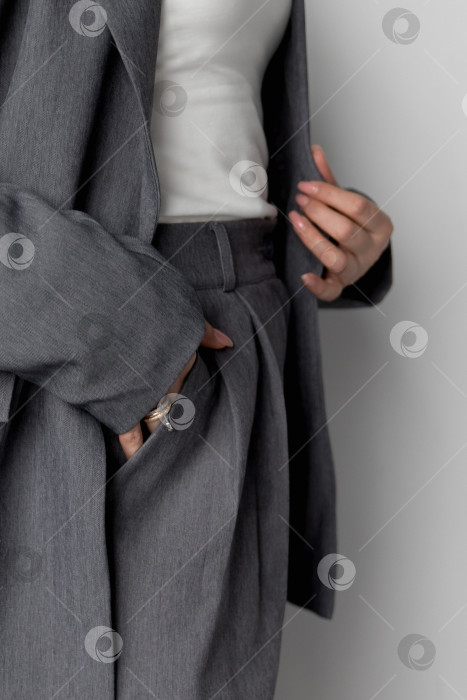 Скачать Женщина в Сером Боевом костюме Без лица Крупным планом фотосток Ozero