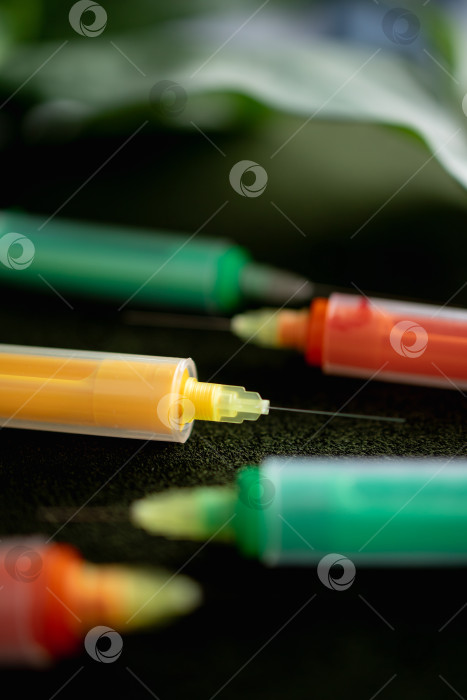 Скачать Разноцветные шприцы на черном фоне фотосток Ozero
