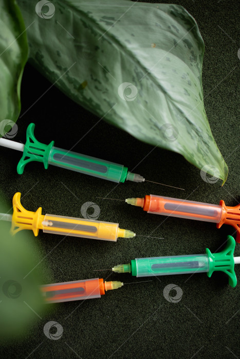 Скачать Разноцветные шприцы на черном фоне фотосток Ozero