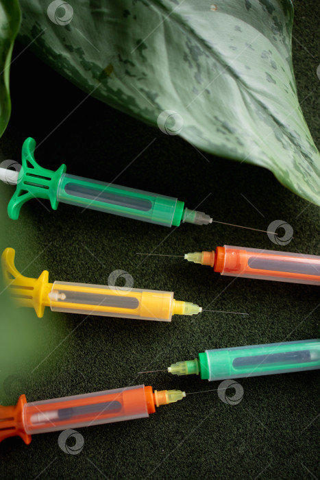 Скачать Разноцветные шприцы на черном фоне фотосток Ozero