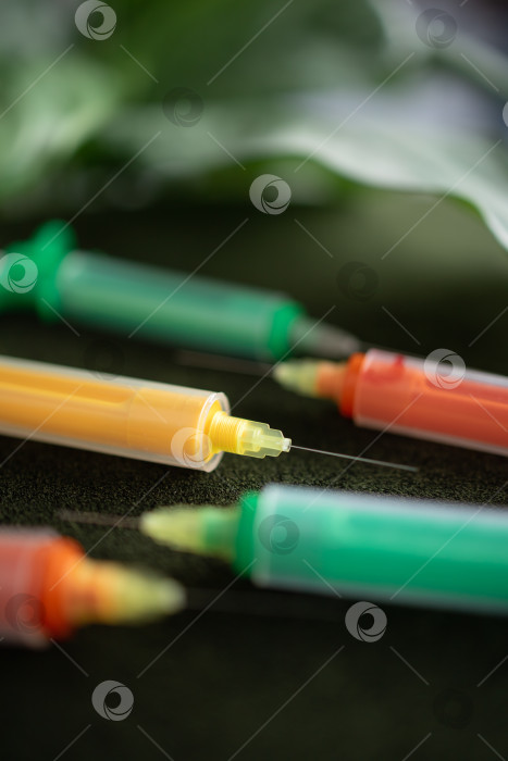 Скачать Разноцветные шприцы на черном фоне фотосток Ozero