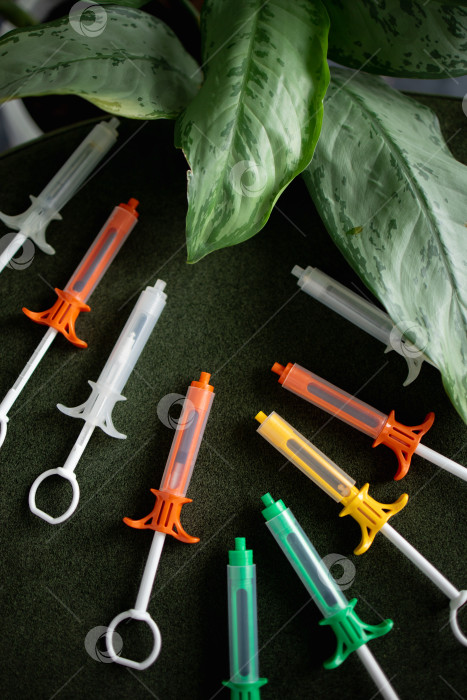 Скачать Разноцветные шприцы на черном фоне фотосток Ozero