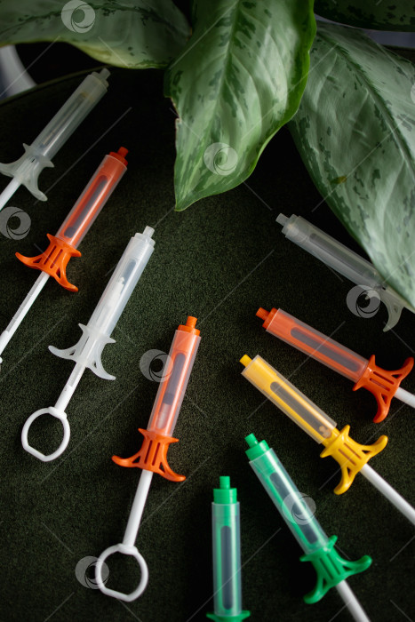 Скачать Разноцветные шприцы на черном фоне фотосток Ozero