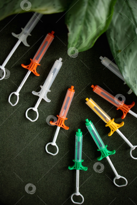 Скачать Разноцветные шприцы на черном фоне фотосток Ozero