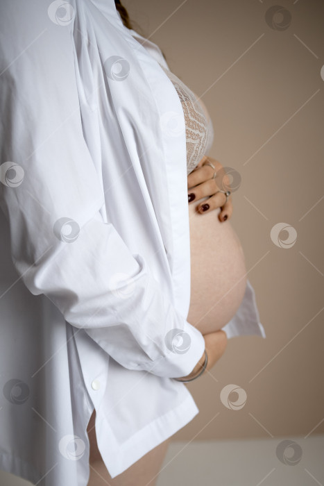 Скачать Концепция беременности. Молодая Беременная Женщина Трогает Живот, Мечтая О Ребенке, Стоя На Белом Фоне Студии. Вид сбоку, Пустое Пространство фотосток Ozero