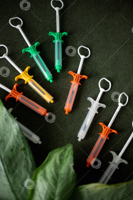 Скачать Разноцветные шприцы на черном фоне фотосток Ozero