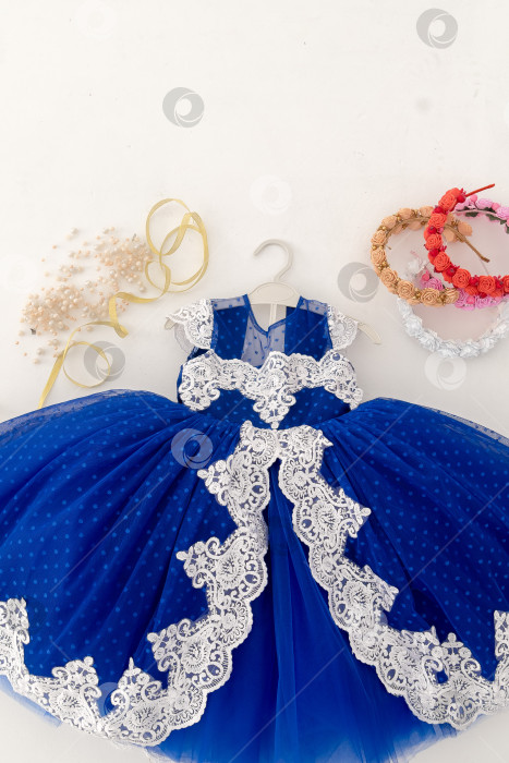 Скачать Голубое Детское Платье На Белом Фоне С Украшениями фотосток Ozero