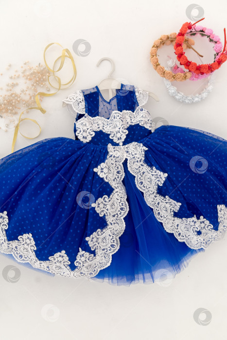 Скачать Голубое Детское Платье На Белом Фоне С Украшениями фотосток Ozero