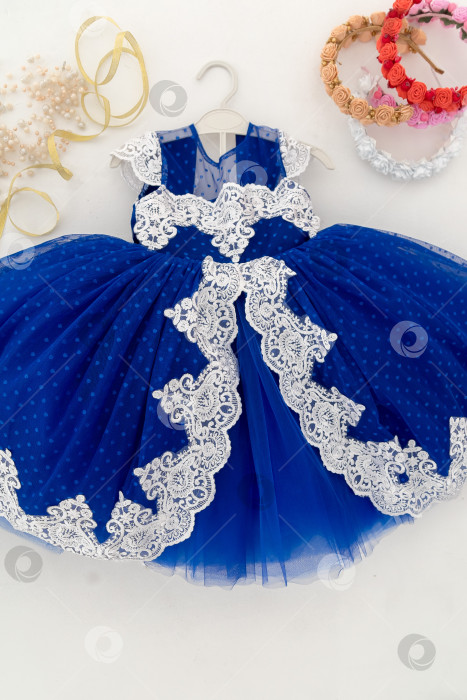 Скачать Голубое Детское Платье На Белом Фоне С Украшениями фотосток Ozero