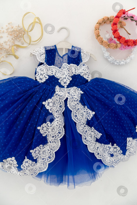 Скачать Голубое Детское Платье На Белом Фоне С Украшениями фотосток Ozero