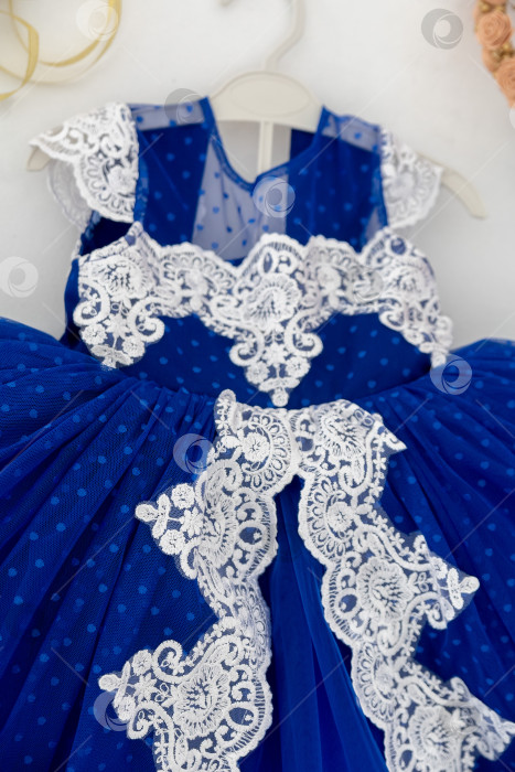 Скачать Голубое Детское Платье На Белом Фоне С Украшениями фотосток Ozero