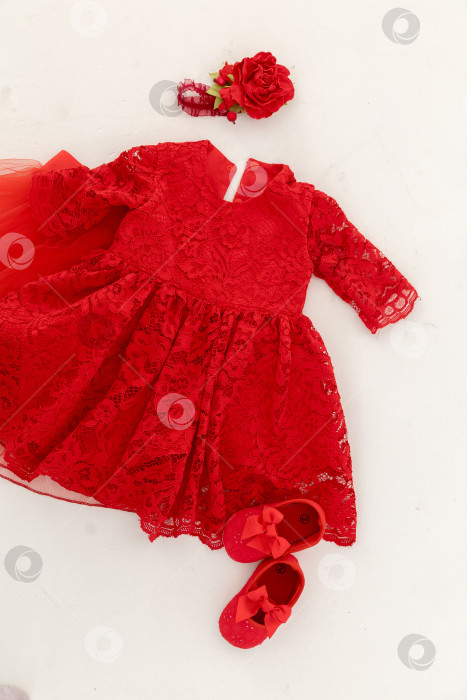 Скачать Детское платье, выделяющееся на белом фоне. элегантное платье. фотосток Ozero