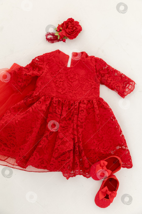 Скачать Детское платье, выделяющееся на белом фоне. элегантное платье. фотосток Ozero