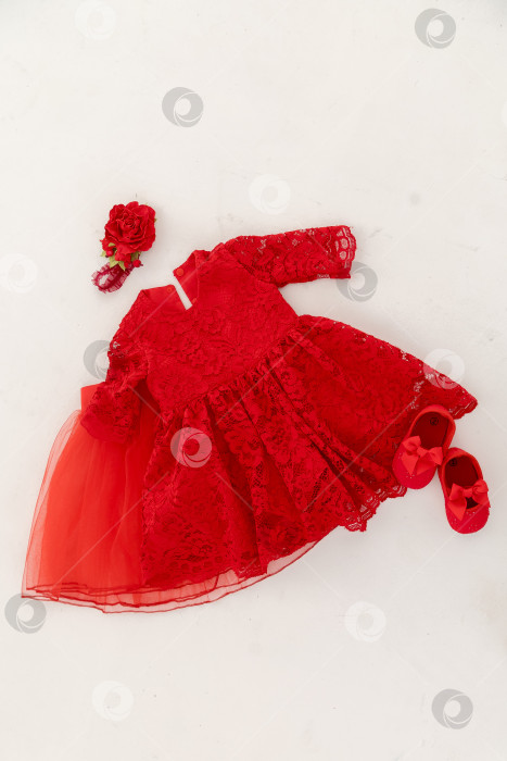 Скачать Детское платье, выделяющееся на белом фоне. элегантное платье. фотосток Ozero