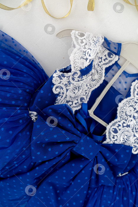 Скачать Голубое Детское Платье На Белом Фоне С Украшениями фотосток Ozero