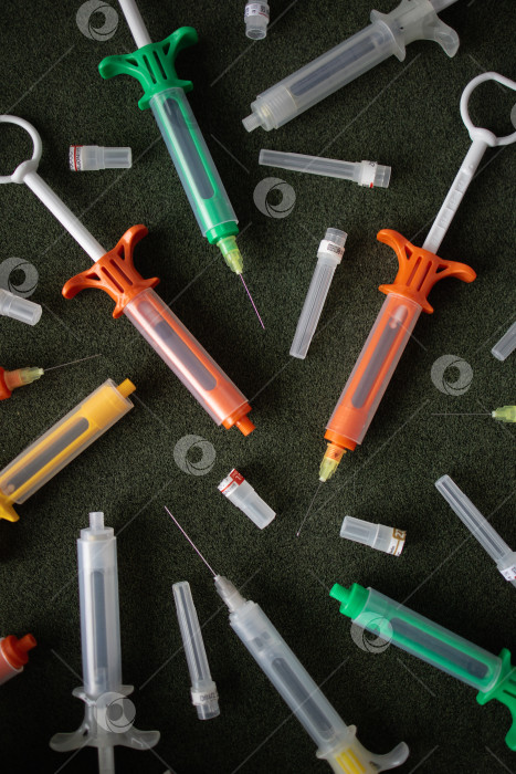 Скачать Разноцветные шприцы на черном фоне фотосток Ozero
