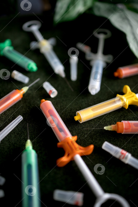 Скачать Разноцветные шприцы на черном фоне фотосток Ozero