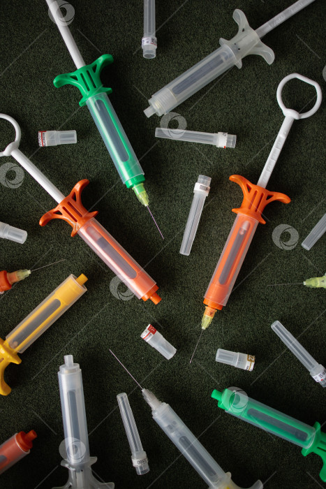 Скачать Разноцветные шприцы на черном фоне фотосток Ozero