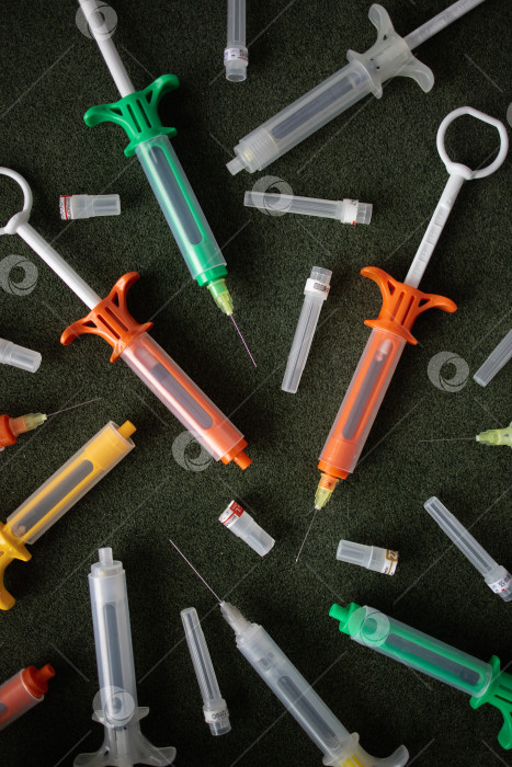 Скачать Разноцветные шприцы на черном фоне фотосток Ozero