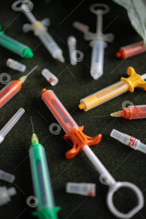 Скачать Разноцветные шприцы на черном фоне фотосток Ozero