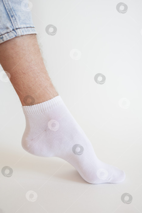 Скачать Мужская нога в белом носке на белом фоне. Мужская нога в носке. фотосток Ozero