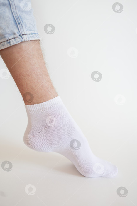 Скачать Мужская нога в белом носке на белом фоне. Мужская нога в носке. фотосток Ozero