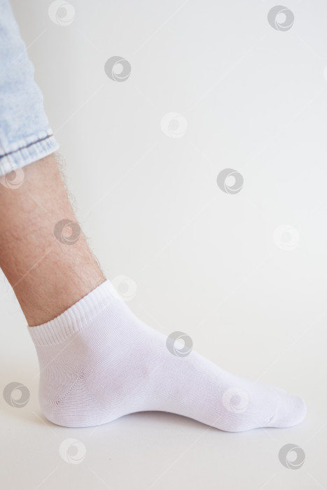 Скачать Мужская нога в белом носке на белом фоне. Мужская нога в носке. фотосток Ozero