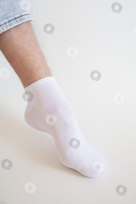 Скачать Мужская нога в белом носке на белом фоне. Мужская нога в носке. фотосток Ozero