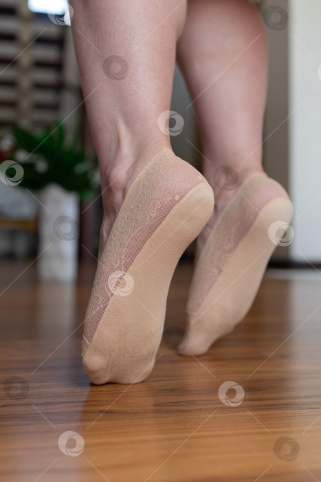 Скачать Ноги в бежевых ботинках. Женские короткие бежевые носки фотосток Ozero