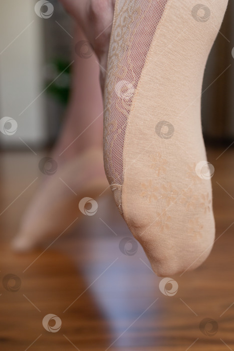 Скачать Ноги в бежевых ботинках. Женские короткие бежевые носки фотосток Ozero