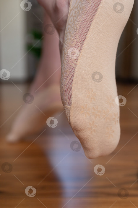 Скачать Ноги в бежевых ботинках. Женские короткие бежевые носки фотосток Ozero