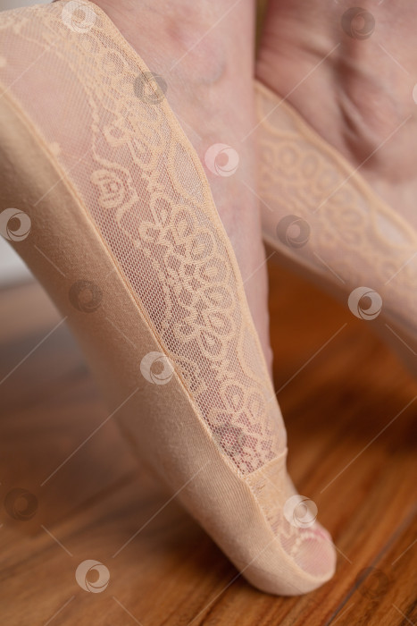 Скачать Ноги в бежевых ботинках. Женские короткие бежевые носки фотосток Ozero