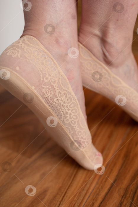 Скачать Ноги в бежевых ботинках. Женские короткие бежевые носки фотосток Ozero