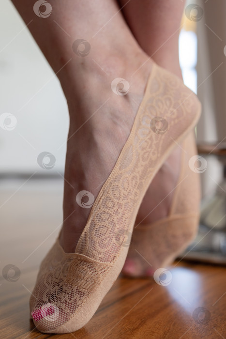 Скачать Ноги в бежевых ботинках. Женские короткие бежевые носки фотосток Ozero