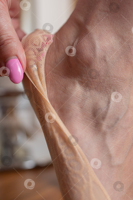 Скачать Ноги в бежевых ботинках. Женские короткие бежевые носки фотосток Ozero