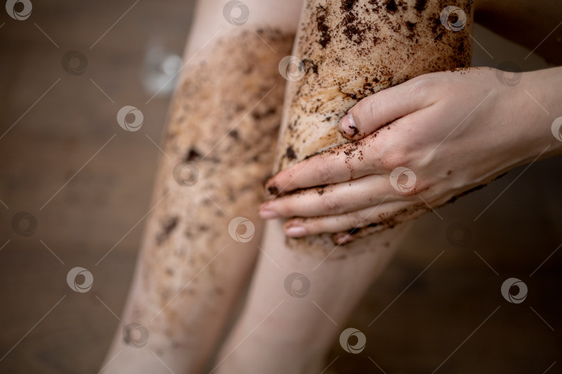 Скачать Кофейный скраб для тела. Косметика для ухода за телом. Скраб для загара. Скраб для ног. фотосток Ozero