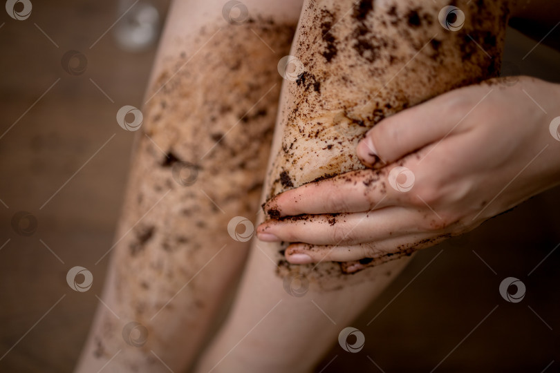 Скачать Кофейный скраб для тела. Косметика для ухода за телом. Скраб для загара. Скраб для ног. фотосток Ozero