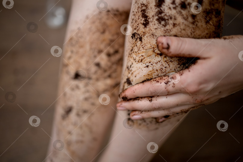 Скачать Кофейный скраб для тела. Косметика для ухода за телом. Скраб для загара. Скраб для ног. фотосток Ozero