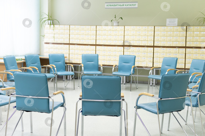 Скачать Пустой класс. Современный класс. Стулья расположены по кругу. Удобный класс для занятий.концепция психологии фотосток Ozero