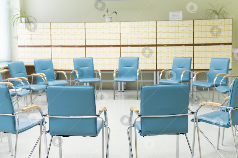 Скачать Пустой класс. Современный класс. Стулья расположены по кругу. Удобный класс для занятий.концепция психологии фотосток Ozero