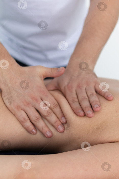 Скачать расслабляющий массаж и коррекция фигуры, лимфодренаж, мануальные и эстетические процедуры, ручной массаж живота в спа-салоне фотосток Ozero