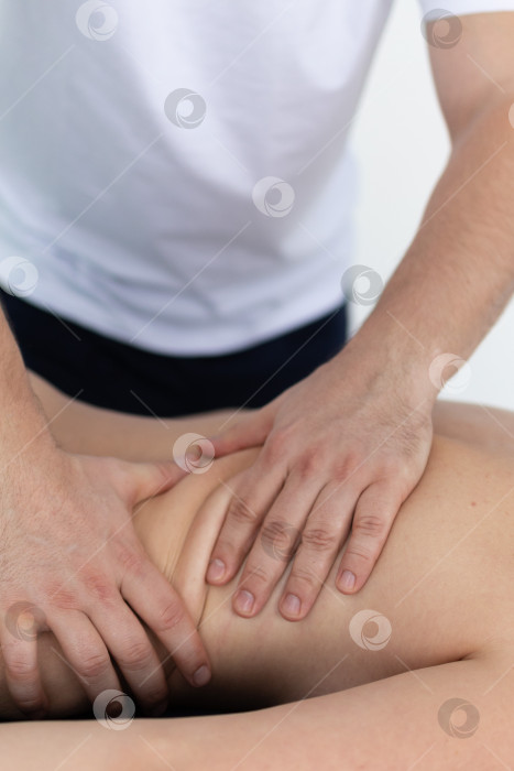 Скачать расслабляющий массаж и коррекция фигуры, лимфодренаж, мануальные и эстетические процедуры, ручной массаж живота в спа-салоне фотосток Ozero