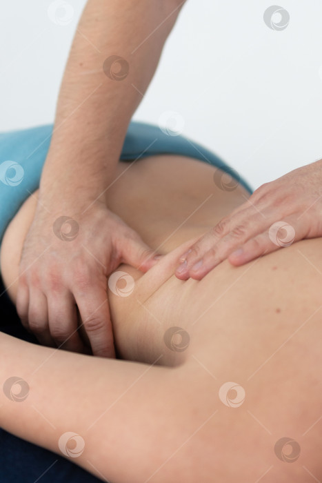 Скачать расслабляющий массаж и коррекция фигуры, лимфодренаж, мануальные и эстетические процедуры, ручной массаж живота в спа-салоне фотосток Ozero