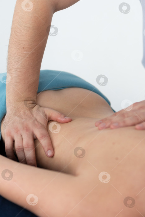 Скачать расслабляющий массаж и коррекция фигуры, лимфодренаж, мануальные и эстетические процедуры, ручной массаж живота в спа-салоне фотосток Ozero
