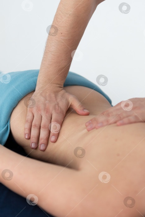 Скачать расслабляющий массаж и коррекция фигуры, лимфодренаж, мануальные и эстетические процедуры, ручной массаж живота в спа-салоне фотосток Ozero