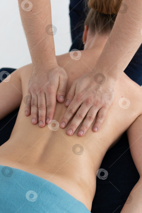 Скачать расслабляющий массаж и коррекция фигуры, лимфодренаж, мануальные и эстетические процедуры, ручной массаж живота в спа-салоне фотосток Ozero