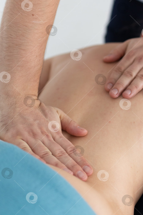 Скачать расслабляющий массаж и коррекция фигуры, лимфодренаж, мануальные и эстетические процедуры, ручной массаж живота в спа-салоне фотосток Ozero