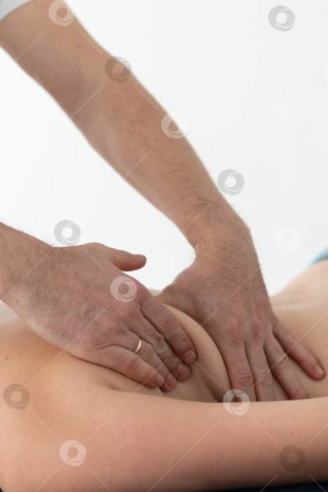 Скачать расслабляющий массаж и коррекция фигуры, лимфодренаж, мануальные и эстетические процедуры, ручной массаж живота в спа-салоне фотосток Ozero