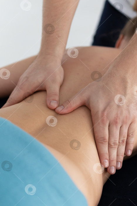 Скачать расслабляющий массаж и коррекция фигуры, лимфодренаж, мануальные и эстетические процедуры, ручной массаж живота в спа-салоне фотосток Ozero