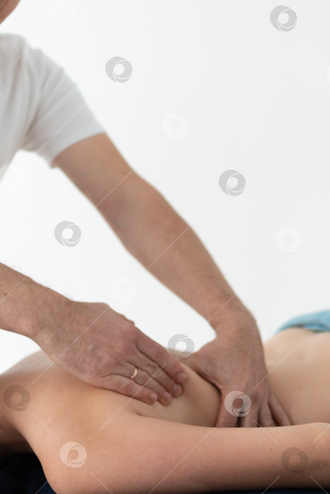 Скачать расслабляющий массаж и коррекция фигуры, лимфодренаж, мануальные и эстетические процедуры, ручной массаж живота в спа-салоне фотосток Ozero